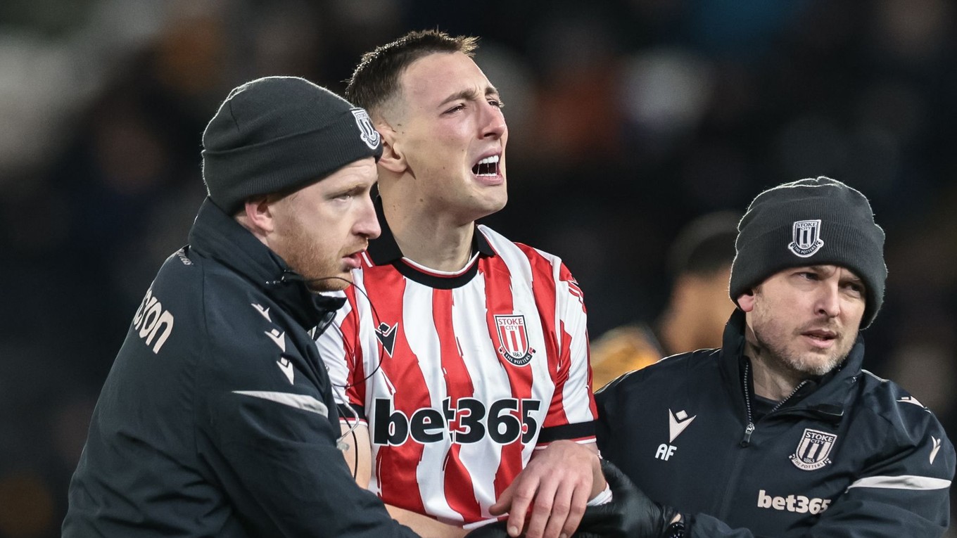Róbert Boženík v bolestiach opúšťa trávnik v zápase s Hull City.