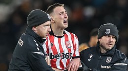 Róbert Boženík v bolestiach opúšťa trávnik v zápase s Hull City.