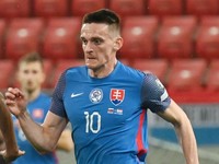 Róbert Polievka (vpravo) Christopher Martins v zápase Slovensko - Luxembursko v kvalifikácii EURO 2024.