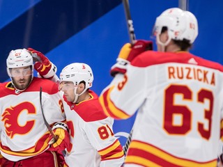 Adam Ružička (vpravo) v drese Calgary Flames.