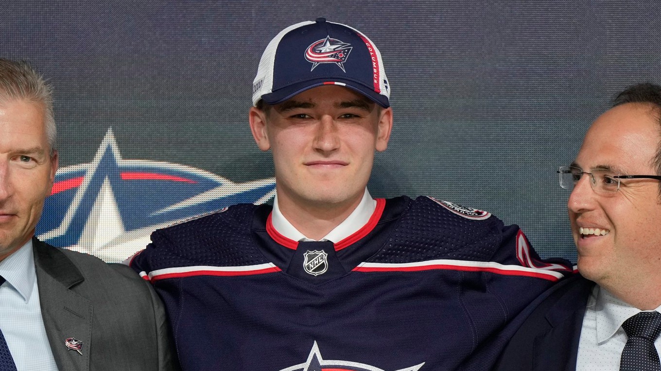 David Jiříček v drese Columbusu, ktorý si ho vybral zo 6. miesta v drafte NHL 2022.