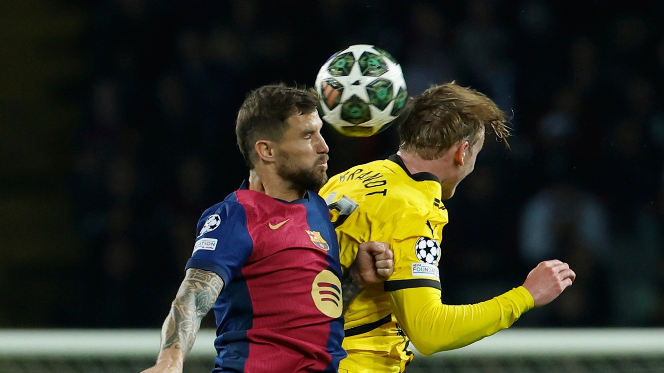 Iňigo Martínez (vľavo) a Julian Brandt v zápase FC Barcelona - Borussia Dortmund v 1. štvrťfinále Ligy majstrov.
