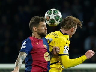 Iňigo Martínez (vľavo) a Julian Brandt v zápase FC Barcelona - Borussia Dortmund v 1. štvrťfinále Ligy majstrov.