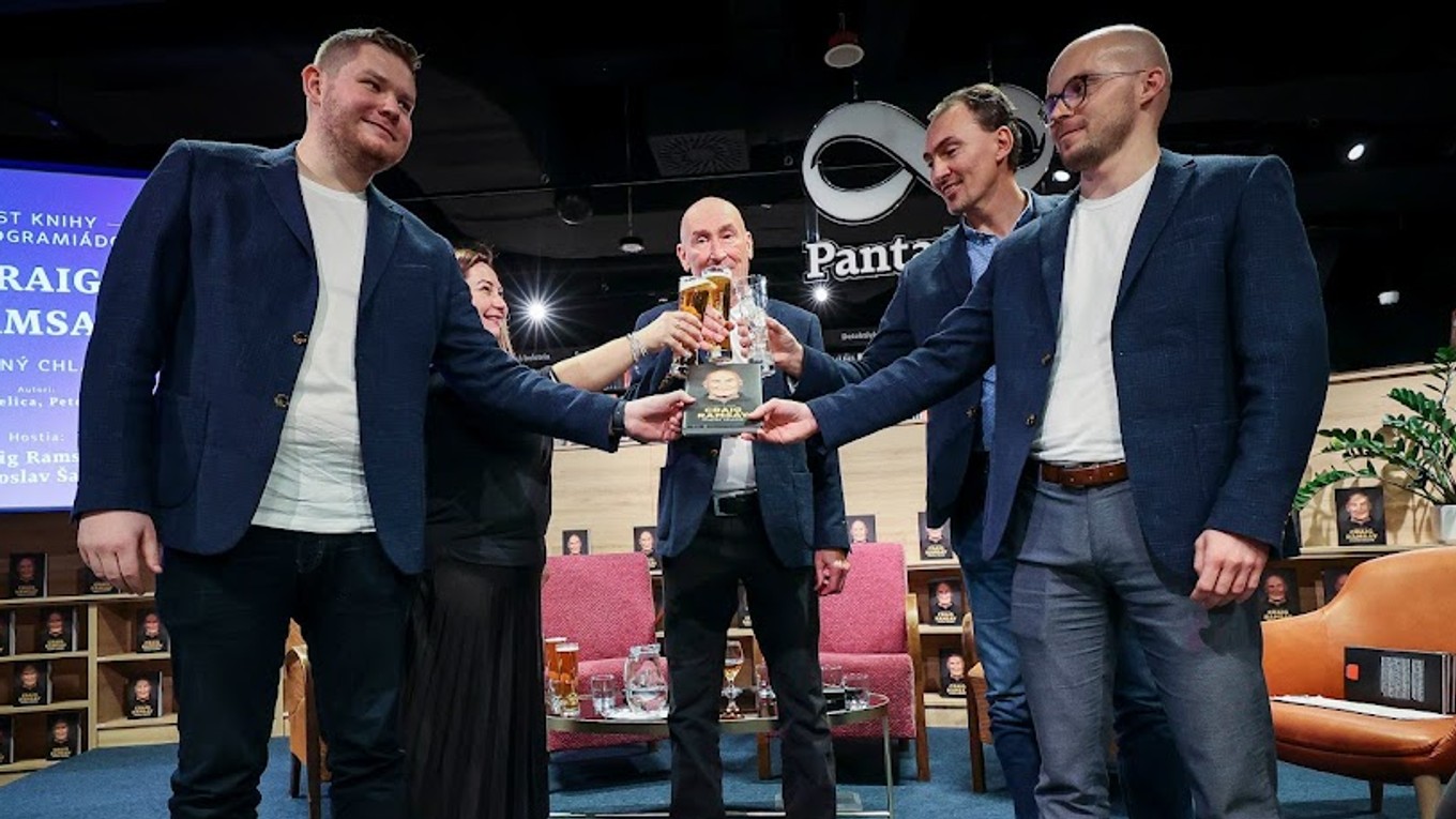 Záber z oficiálneho krstu knihy s názvom Šťastný chlapec.