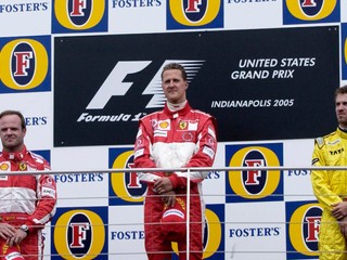 Michael Schumacher (v strede) po víťazstve na VC USA 2005. 