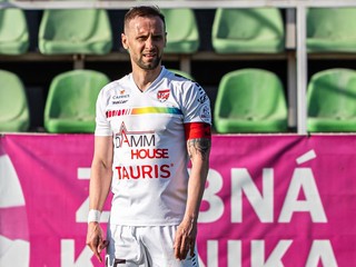 Csaba Juhász ohrozuje bránku aj z priamych kopov.