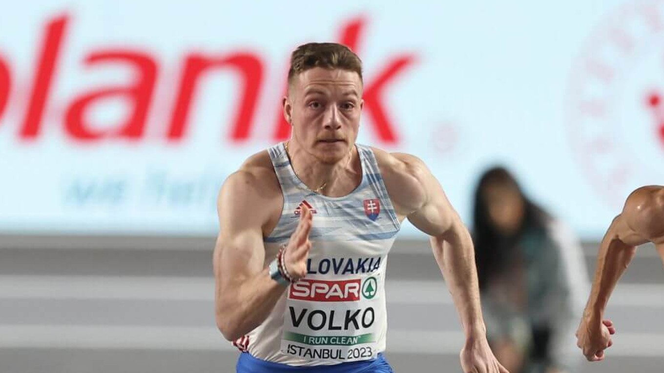 Ján Volko počas behu na 60 m na halových ME v Istanbule 2023.