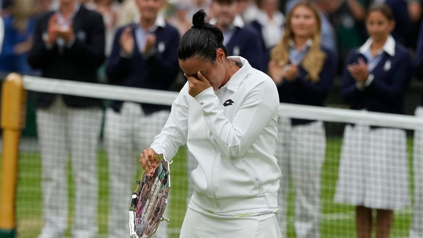 Ons Jabeurová sa po druhej finálovej prehre vo Wimbledone neubránila slzám. 
