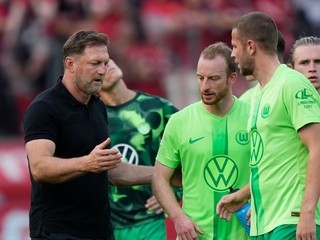 Slovenský futbalista v drese VfL Wolfsburg Denis Vavro (vpravo), jeho spoluhráči a tréner družstva Ralph Hasenhüttl.