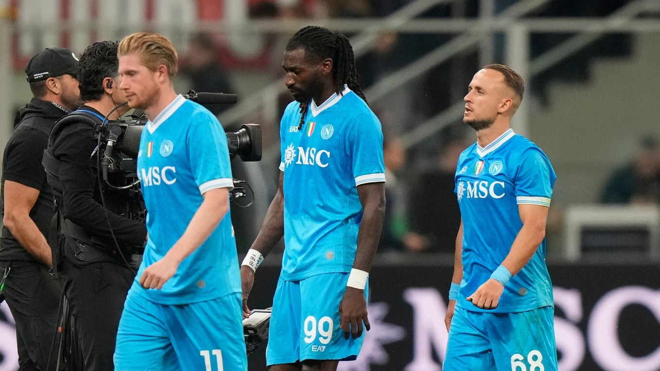 Hráči Neapola, zľava Kevin De Bruyne, Andre-Frank Zambo Anguissa, Stanislav Lobotka a Billy Gilmour odchádzajú z ihriska po zápase 5. kola talianskej Serie A.