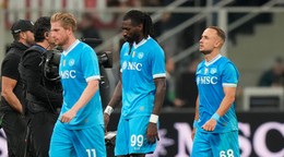 Hráči Neapola, zľava Kevin De Bruyne, Andre-Frank Zambo Anguissa, Stanislav Lobotka a Billy Gilmour odchádzajú z ihriska po zápase 5. kola talianskej Serie A.