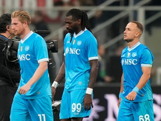 Hráči Neapola, zľava Kevin De Bruyne, Andre-Frank Zambo Anguissa, Stanislav Lobotka a Billy Gilmour odchádzajú z ihriska po zápase 5. kola talianskej Serie A.