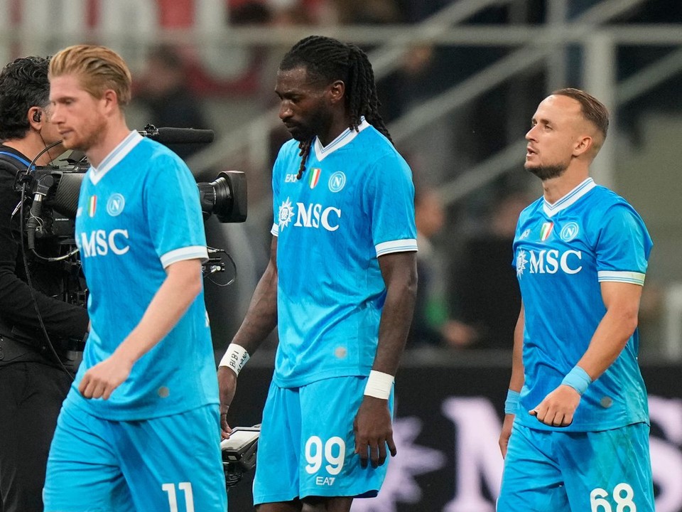 Hráči Neapola, zľava Kevin De Bruyne, Andre-Frank Zambo Anguissa, Stanislav Lobotka a Billy Gilmour odchádzajú z ihriska po zápase 5. kola talianskej Serie A.