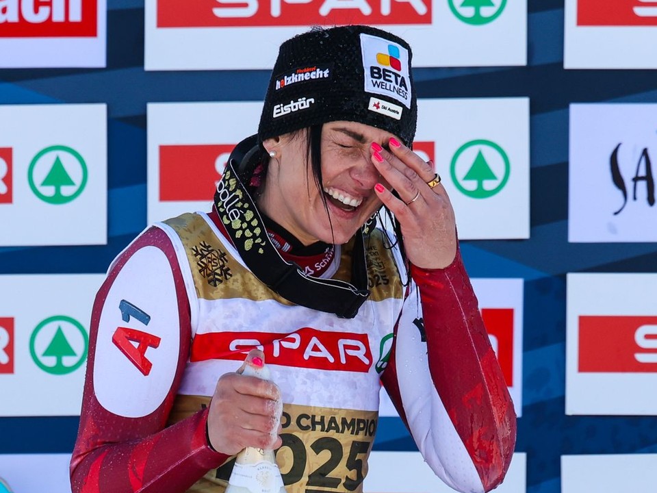 Stephanie Venierová sa teší z triumfu v super-G na MS v Saalbachu 2025.