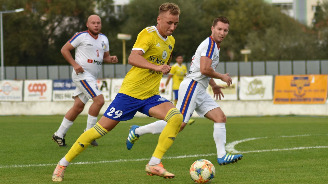 Michalovčan Matej Trusa (s loptou) strelil Sabinovu dva góly.