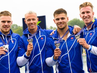 Adam Botek, Csaba Zalka, Denis Myšák a Samuel Baláž so striebornými medailami.