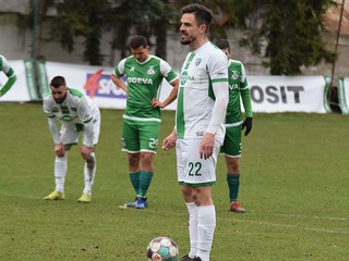 Prešovčan Marko Milunovič sa chystá zahrávať pokutový kop.