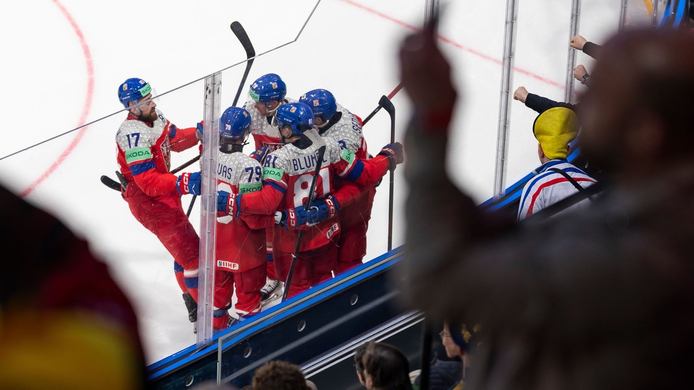 Hokejisti Česka oslavujú gól v zápase proti Švédsku na MS v hokeji 2026. 