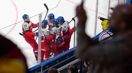 Hokejisti Česka oslavujú gól v zápase proti Švédsku na MS v hokeji 2026. 