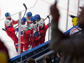 Hokejisti Česka oslavujú gól v zápase proti Švédsku na MS v hokeji 2026. 