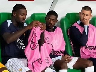 Ousmane Dembele (v strede) po tom, ako musel opustiť hraciu plochu v zápase s Ukrajinou kvalifikácie MS vo futbale 2026.