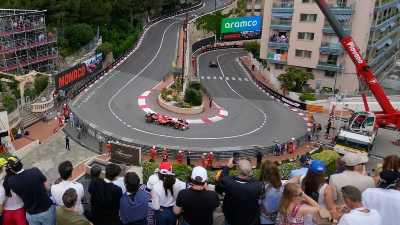 Monopost Charlesa Leclerca počas tréningu pred Veľkou cenou Monaka 2024.