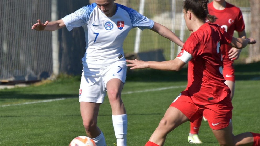 Zápas slovenskej reprezentácie WU19 s Tureckom (24.2.2024), Sára Stráková v súboji s tureckou protihráčkou.