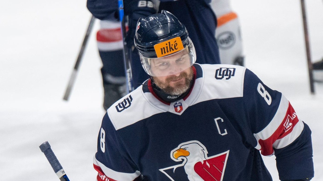 Kapitán Michal Sersen (vpravo) a Patrik Bačík po prehre v zápase HC Slovan Bratislava - HC Košice v 54. kole Tipos extraligy.