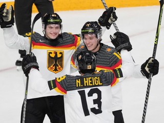 Nemeckí hokejisti sa tešia po strelenom góle v zápase Nemecko - Rakúsko na MS v hokeji do 20 rokov 2023 (MS U20).