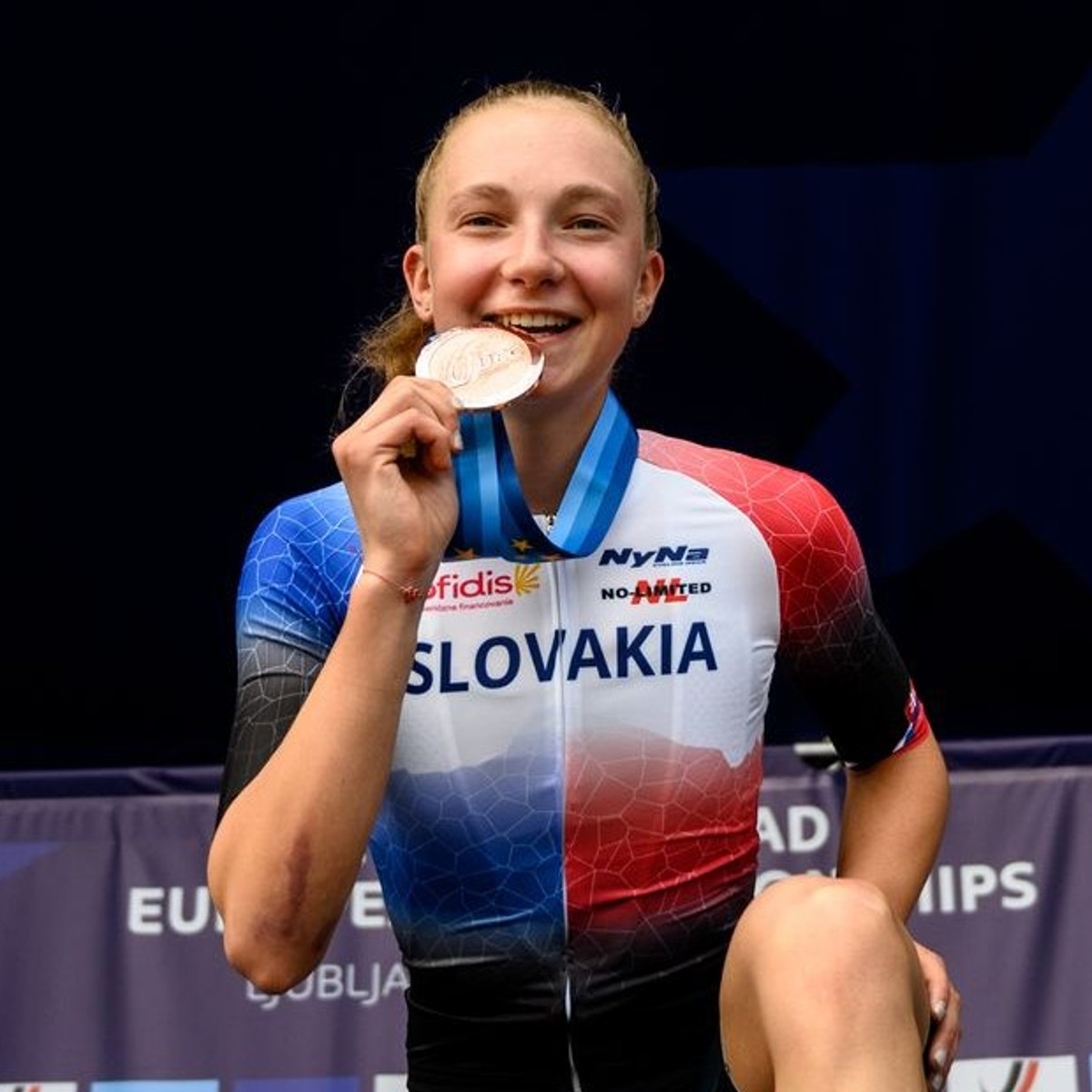 Viktória Chladoňová pózuje s bronzovou medailou po časovke U23 na ME v cyklistike 2026.