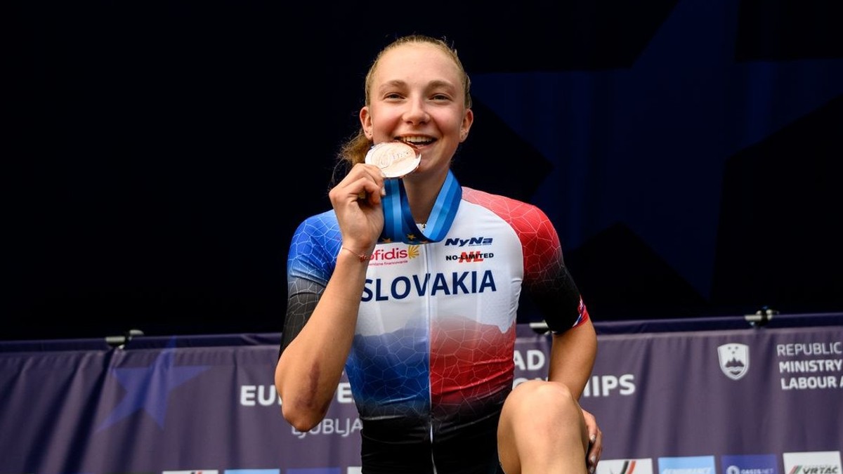 Viktória Chladoňová pózuje s bronzovou medailou po časovke U23 na ME v cyklistike 2026.