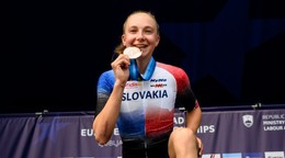 Viktória Chladoňová pózuje s bronzovou medailou po časovke U23 na ME v cyklistike 2026.