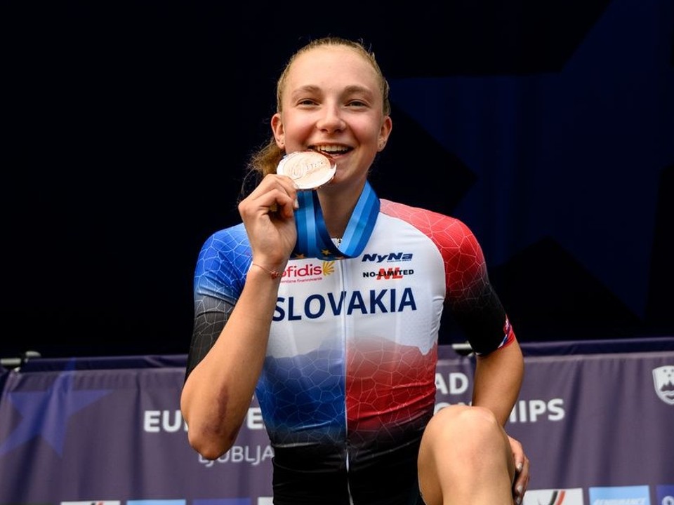Viktória Chladoňová pózuje s bronzovou medailou po časovke U23 na ME v cyklistike 2026.