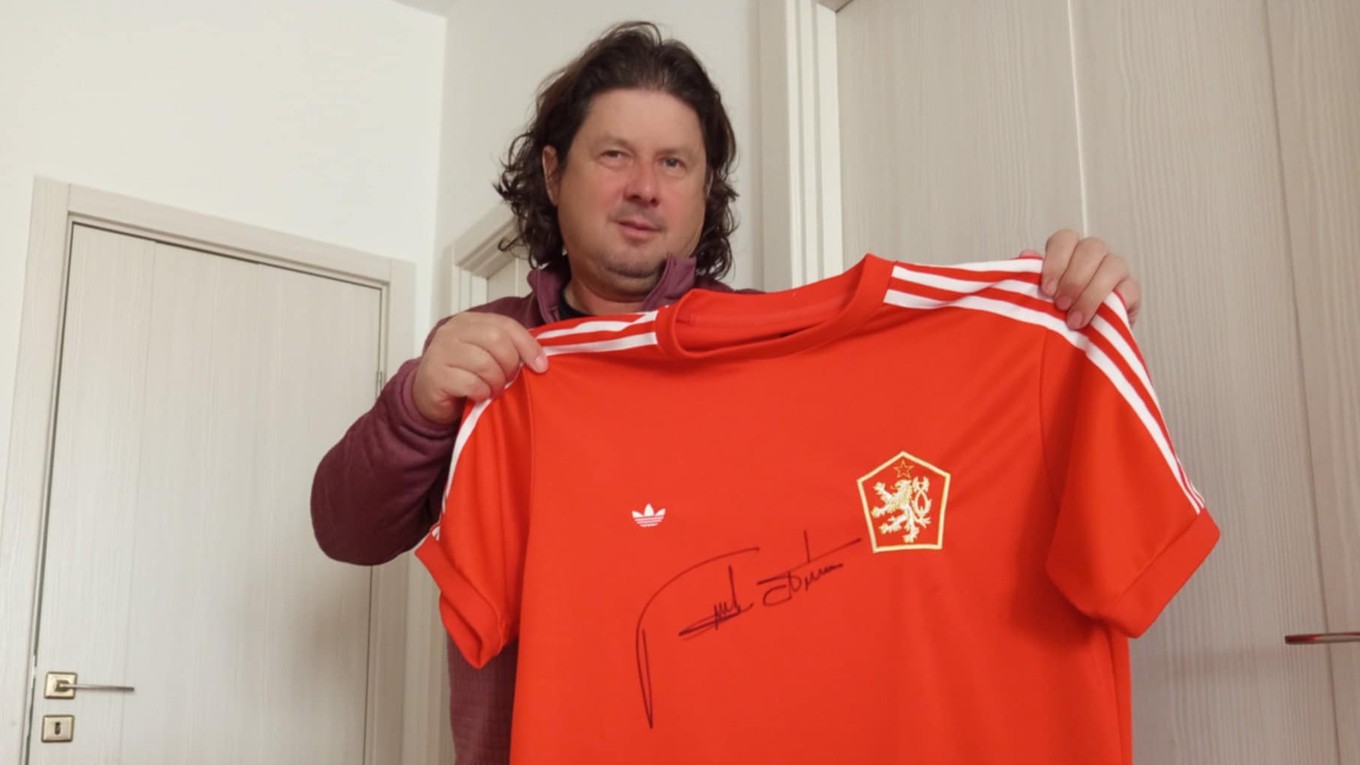 Marián Prusák s dresom Antonína Panenku z ME 1976.