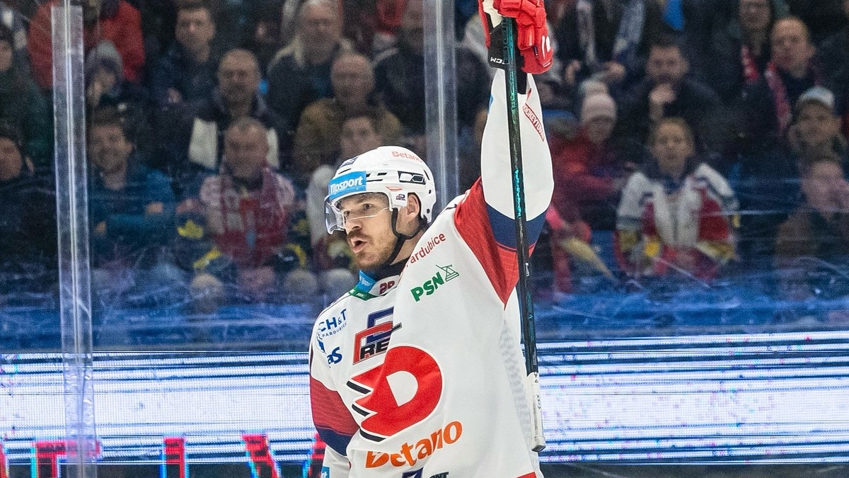 Miloš Kelemen oslavuje gól.