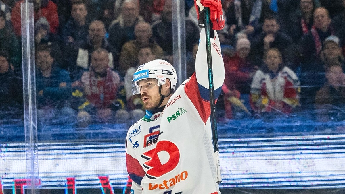 Miloš Kelemen oslavuje gól.