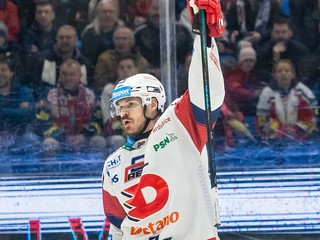 Miloš Kelemen oslavuje gól.