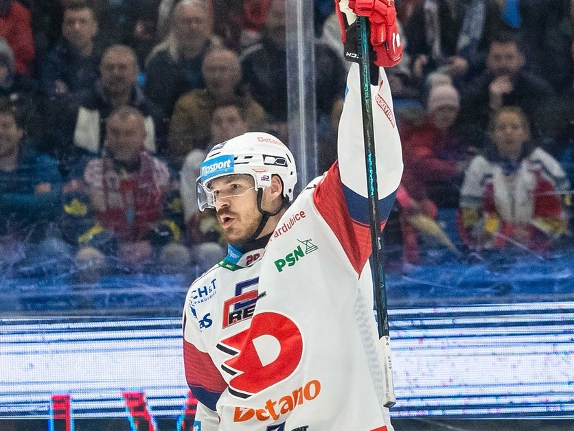 Miloš Kelemen oslavuje gól.