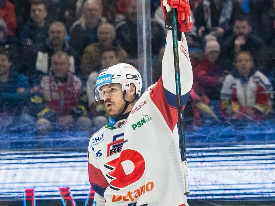 Miloš Kelemen oslavuje gól.