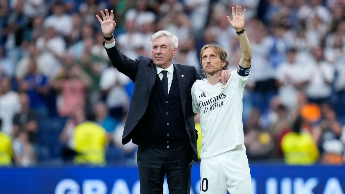 Carlo Ancelotti a Luka Modrič počas rozlúčky s Realom Madrid