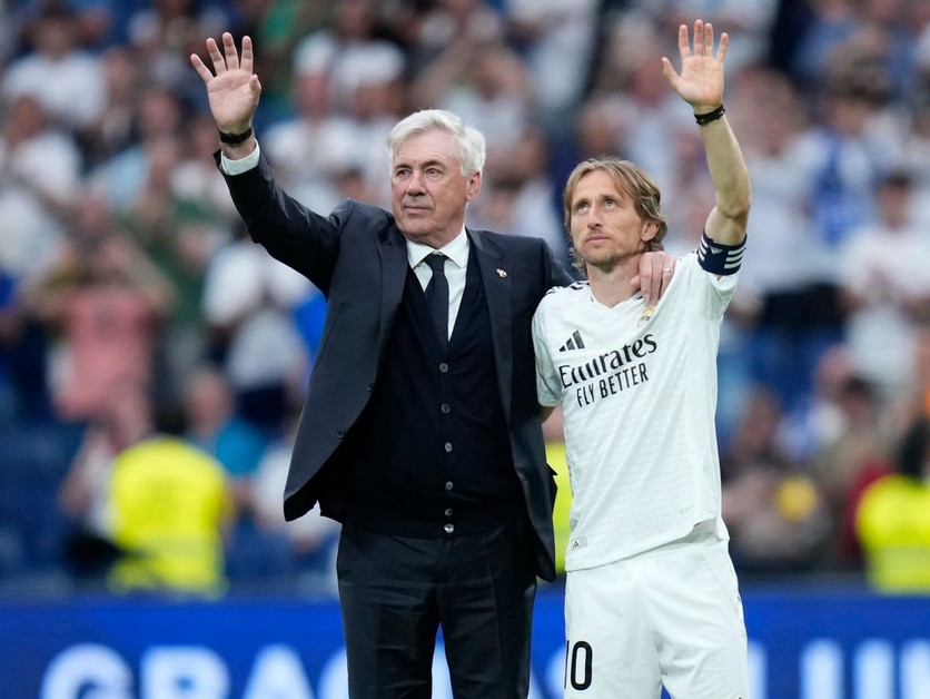 Carlo Ancelotti a Luka Modrič počas rozlúčky s Realom Madrid