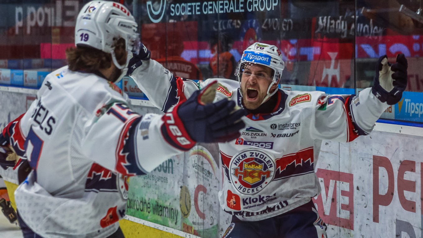 Hráči Zvolena Cole Cassels a Marek Hecl sa tešia z gólu