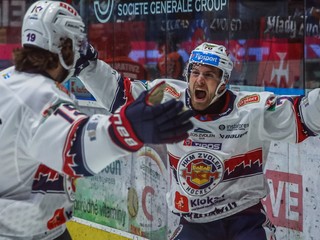 Hráči Zvolena Cole Cassels a Marek Hecl sa tešia z gólu