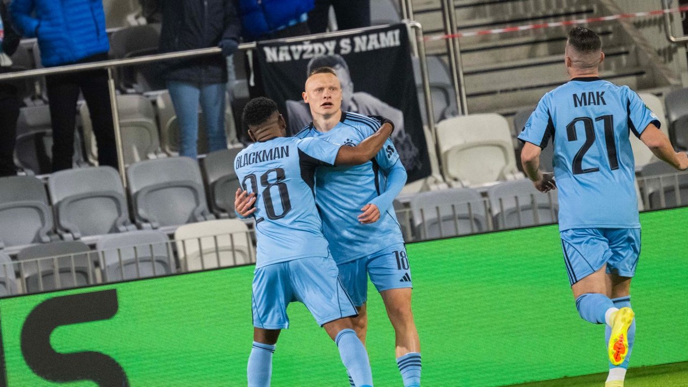 Nino Marcelli (uprostred) sa raduje z gólu v zápase Kuopio - ŠK Slovan Bratislava.