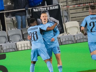 Nino Marcelli (uprostred) sa raduje z gólu v zápase Kuopio - ŠK Slovan Bratislava.