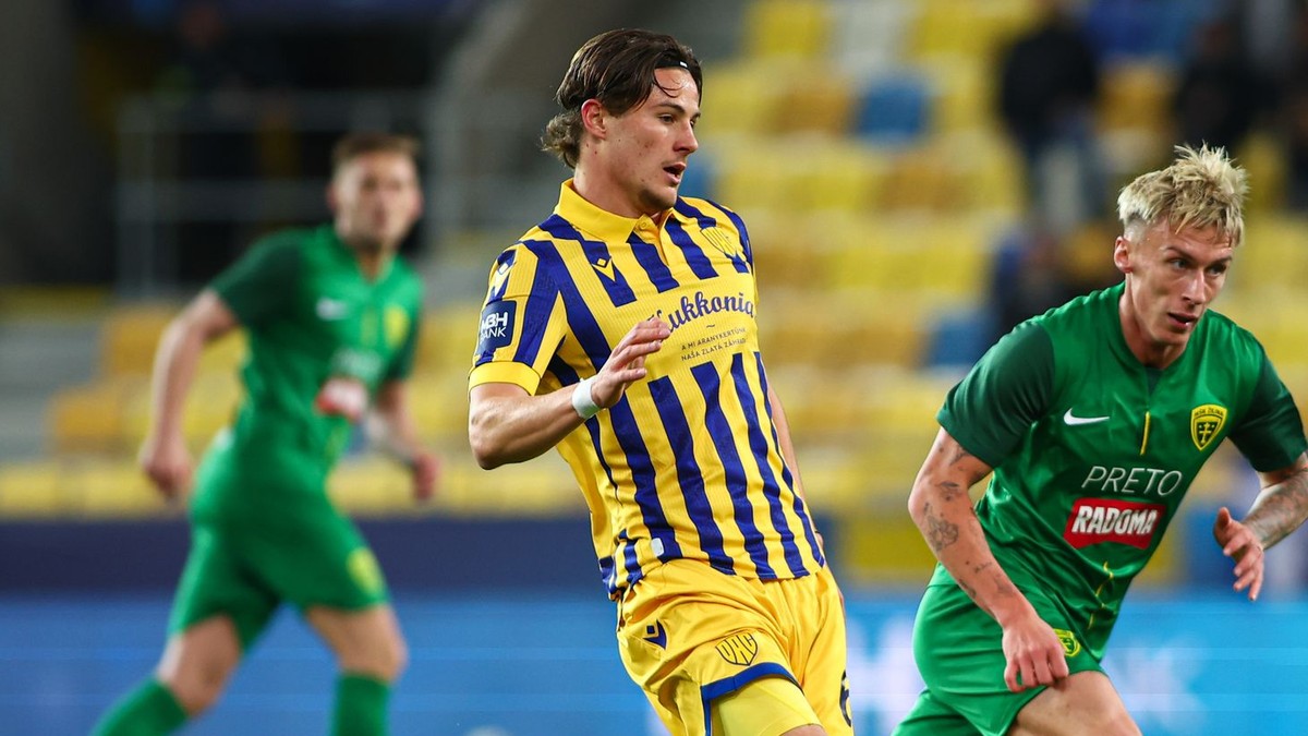 Máté Tuboly v drese DAC.