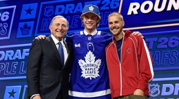 Gavin McKenna počas draftu NHL s komisárom Garym Bettmanom a spevákom Justinom Bieberom.