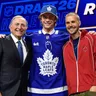Gavin McKenna počas draftu NHL s komisárom Garym Bettmanom a spevákom Justinom Bieberom.