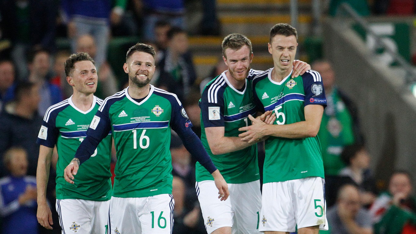 Jonny Evans (vpravo) so svojimi reprezentačnými spoluhráčmi.