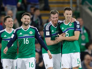 Jonny Evans (vpravo) so svojimi reprezentačnými spoluhráčmi.